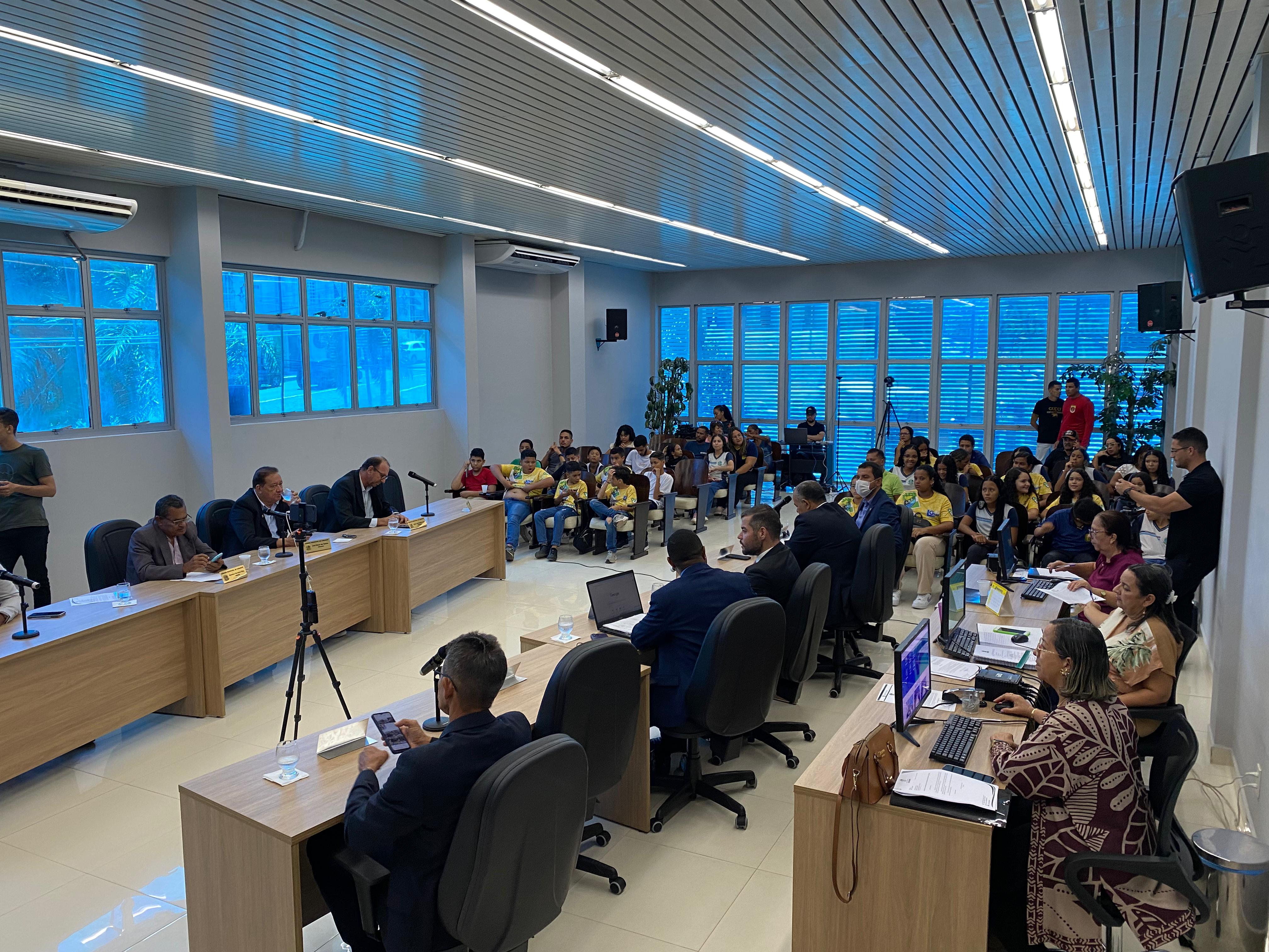 Sessão tem a participação dos alunos da escola Liege Gama Rocha