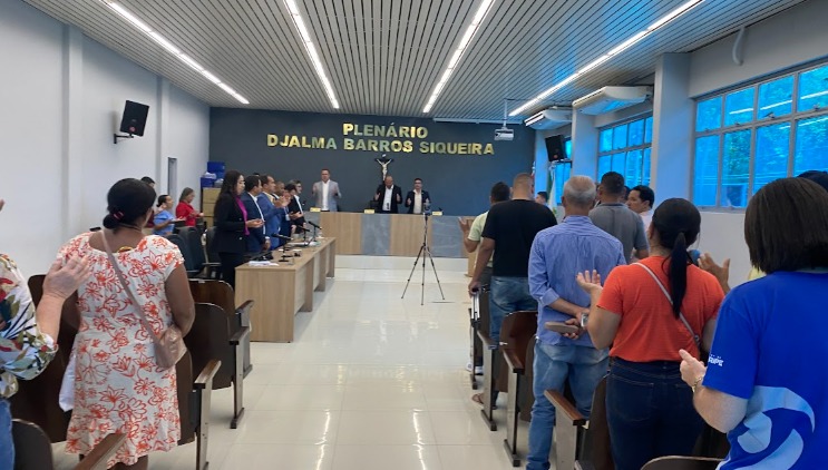 Sessão discute valorização profissional, infraestrutura e presta homenagens